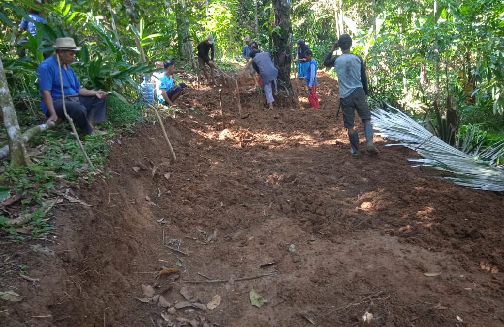 Gotong Royong Warga Kampung Keboncau: Membuka Jalan Baru Ciceuri – Sumberan