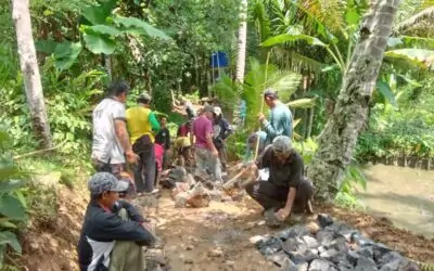 Warga RT 003 dan RT 004 Kampung Lengkongbarang Gelar Gotong Royong, Perkuat Akses Jalan Menuju Masjid